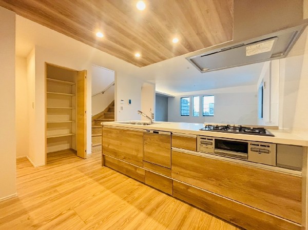 対面タイプのキッチンは出来上がったお料理をお子様が運ぶなど、お手伝いの機会も増えそうですね。