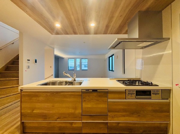 機能性とデザイン性を兼ね備えた嬉しいキッチン。食器洗乾燥機付きなので後片付け楽々。嬉しい浄水器も。