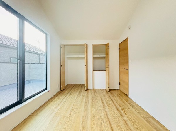 全居室2面採光でお部屋の隅々まで明るい印象。全居室収納付で空間を隅々まで使えるのが嬉しいですね。