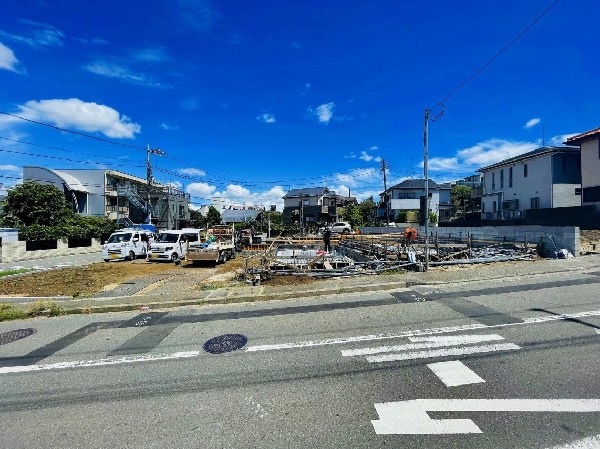 外観:「長津田／十日市場」各駅徒歩15分。徒歩5分圏内にスーパーや公園、小学校があり便利で快適な住環境。