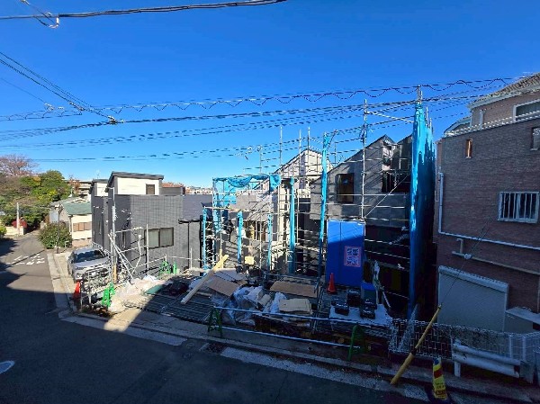 外観:高台に位置し眺望良好。周辺からの視線もないので窓を開けて寛げます。空を広く感じる解放的な住まいに。