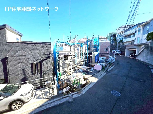 外観:前面道路は車通りの少ない道路。小さなお子様も安心です。カースペースは車種により2台駐車可能です。