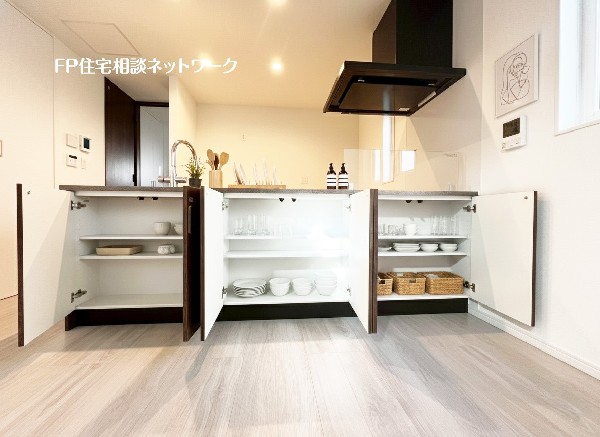 キッチンの背面には大容量の収納棚を完備。使用しない時は扉を閉めて隠すことができるため見た目もおしゃれ。