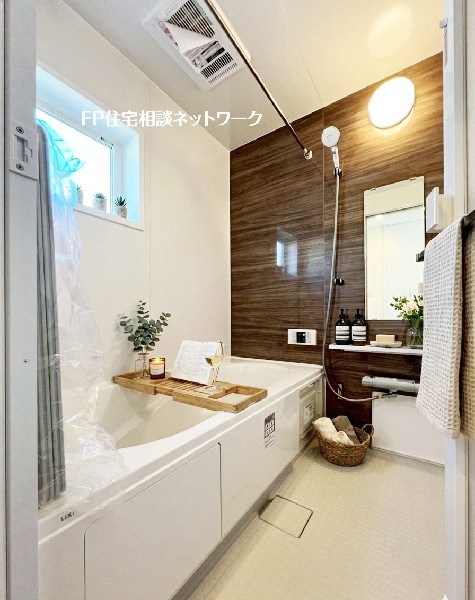 ゆったり入れる１坪タイプの浴室。雨の多い時季のお洗濯に重宝する浴室換気乾燥機付。追炊きオートバス付。