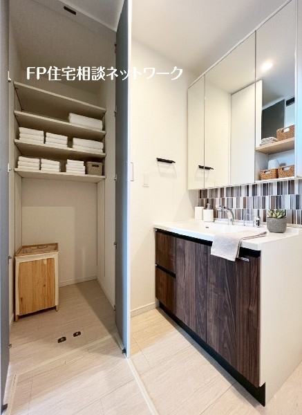 鏡の裏に収納棚を確保した三面鏡を採用。化粧品や歯ブラシなどを機能的に収納。これで朝の身支度も快適。