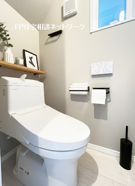 トイレは1階と2階に2カ所あります。朝の忙しい時間も慌てることなく使用できるので助かりますね。