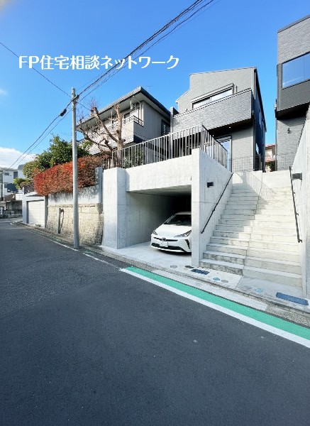 外観:前面道路は車通りの少ない道路。小さなお子様も安心です。お車の出し入れが苦手な方も駐車しやすそうです。