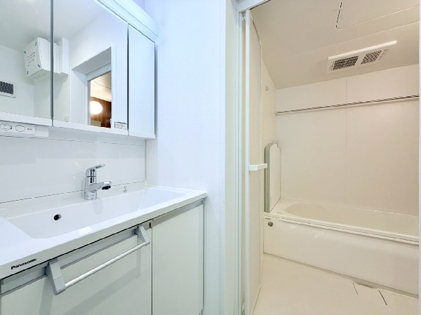 鏡の裏に収納棚を確保した三面鏡を採用。化粧品や歯ブラシなどを機能的に収納し、朝の身支度も快適です。