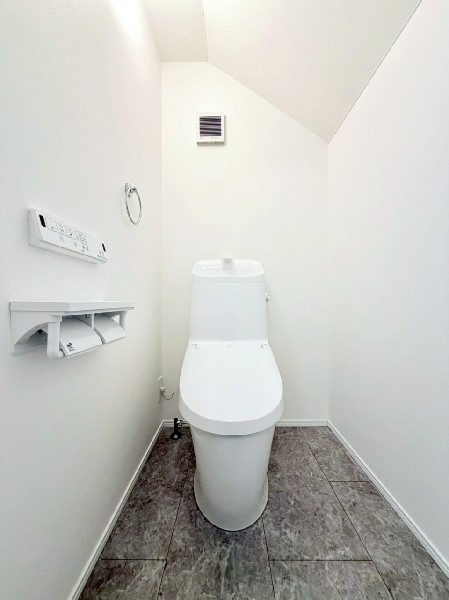 トイレは1階と2階に2カ所あります。朝の忙しい時間も慌てることなく使用できるので助かりますね。