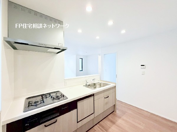 リビングのお子様を見守りながらお料理が出来る対面式カウンターキッチン。ご家族との会話がはずみます。