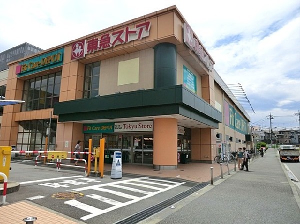 周辺環境:東急ストア田奈店(田奈駅近くのスーパー。コンパクトな店内に高品質な商品が並ぶ。２階にドラッグストアがあり便利です。)