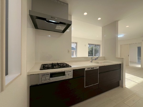 ご家族との会話がはずむ対面キッチン。ストック食材や調理家電の収納に便利な大型パントリー付です。