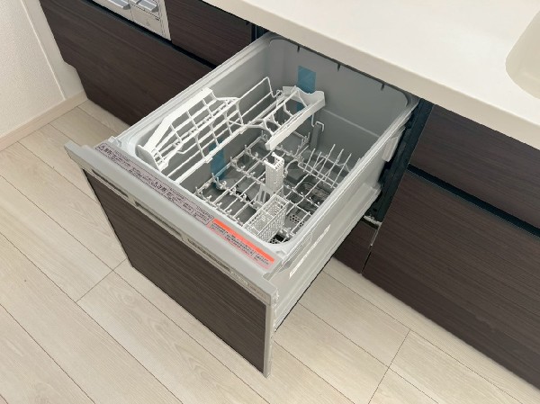 あったらいいなの代表的な設備である食洗機。ビルトイン型なので、おさまりもよく、使い勝手も良好です。