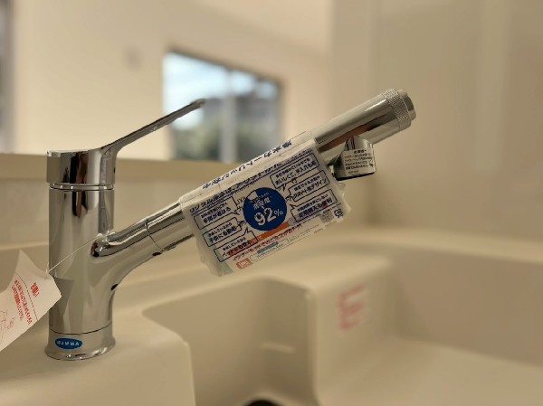 スタイリッシュな、浄水器一体型水栓です。水栓にシャワーホースと浄水器を内蔵し、カルキ臭など軽減