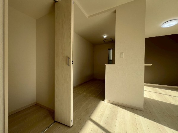 機能性とデザイン性を兼ね備えた嬉しいキッチン。食器洗乾燥機付きなので後片付け楽々。嬉しい浄水器も。