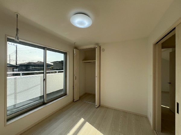  2階の3部屋すべてがバルコニーへとつながる、開放感あふれる間取り。心地よい風をたっぷり取り込めます。