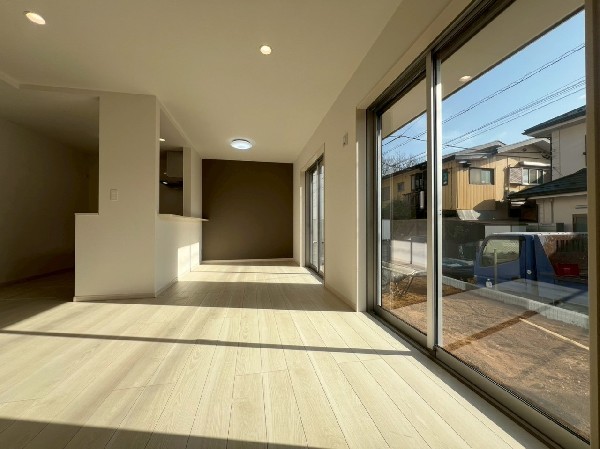 南に大きく面した掃出し窓から光が降りそそぐ開放的なリビング。自然の恵みが、快適で心地の良い空間を演出。