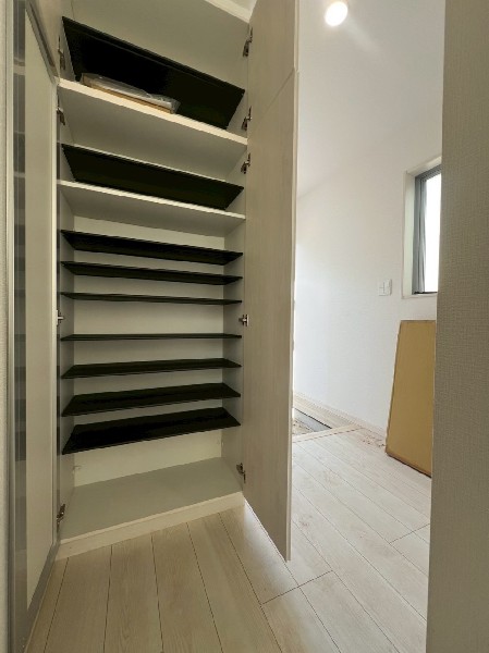 キッチン近くには大容量の収納スペースを完備。キッチン用品や日用品のストックなど多用途にお使いいただけます。