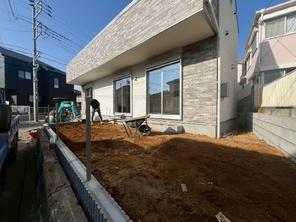 外観:南側のお庭はご家族の団らんの場。夏場にはＢＢＱやお子様の水遊びに◎ガーデニングも楽しめそうです。