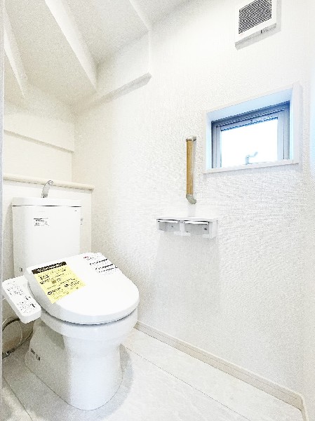 ウォシュレット、暖房便座機能付のトイレです。１階と2階の2ヶ所に設置しているので忙しい朝も便利です。