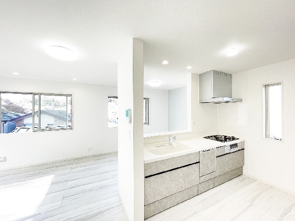 対面式のカウンターキッチンは出来上がったお料理をお子様が運ぶなど、お手伝いの機会も増えそうですね。