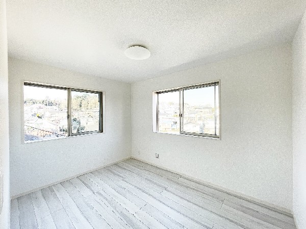 2面採光でお部屋の隅々まで明るい印象の居室。おひさまの光と爽やかな風をたっぷりと取り込めます。