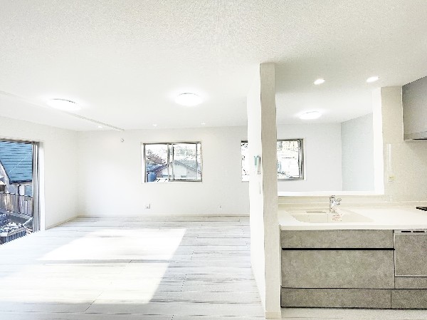 家族だんらんのリビング。窓が多い設計で色々な角度から光が取り込めます。明るいリビングで新しい生活。