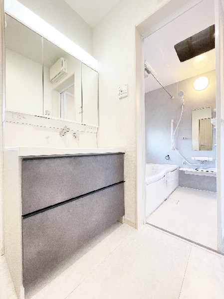 鏡の裏に収納棚を確保した三面鏡を採用。化粧品や歯ブラシなどを機能的に収納し、朝の身支度も快適です。