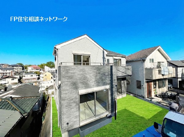 外観:閑静な住宅地に馴染む落ち着いた色合いの外観。長く愛着を持って住むからこそシンプルな色目に仕上げました。