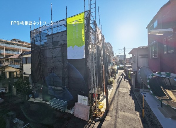 外観:日当たりが良く開放感のある角地です。 2方向から光や風を取り込めるため、明るく快適な住まいが実現。