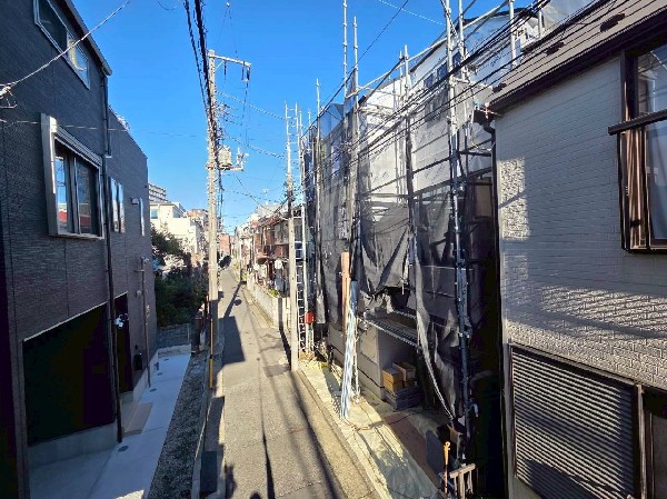 外観:前面道路は大通りから一本入った通りのため、交通量も少なく静か。お子様がいても安心の住環境です。