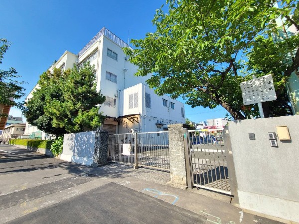 周辺環境:汐入小学校(確かな学力・豊かな心・健やかにな体・公共心と社会参画意識・国際社会に寄与する開かれた心を身に付けます。)