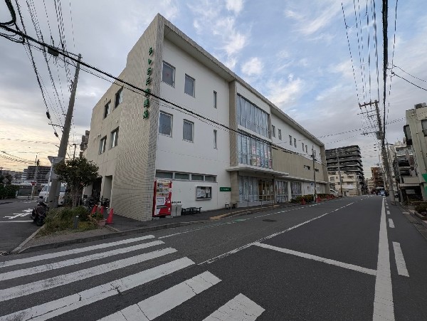 周辺環境:うしおだ診療所(各種内科、各種外科、眼科、歯科など12の診療科がある。地域に根差した医療を目指し、訪問診療も行っている。)