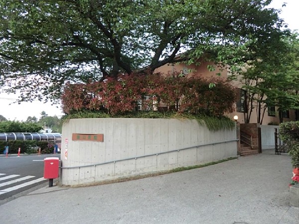 周辺環境:飯山医院(内科、小児科、循環器内科、糖尿病科を診療する。病児保育室が隣接し、軽い病気のお子様を預けられる。)