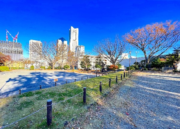 周辺環境:掃部山公園(みなとみらいを見下ろす高台にあり、遊具広場や横浜能楽堂がある公園。花見や紅葉の名所としても有名です。)