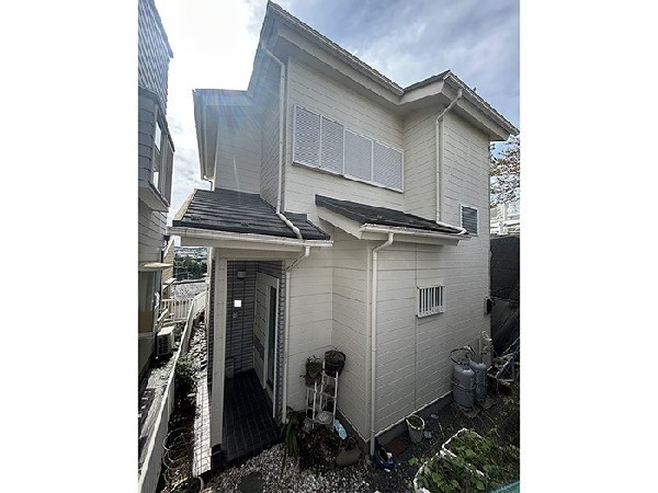 外観:高台に位置し眺望良好。すぐ近くに団地と公園があり自然豊かな環境。空を広く感じる解放的な住まいに。