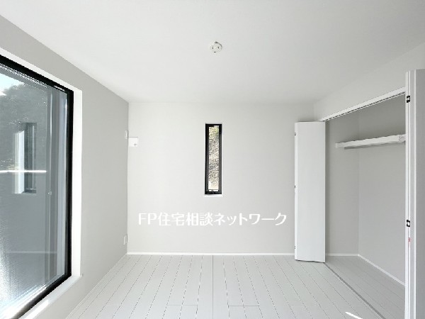 2面採光でお部屋の隅々まで明るい印象の居室。バルコニーにも出られて、爽やかな風をたっぷりと取り込めます。