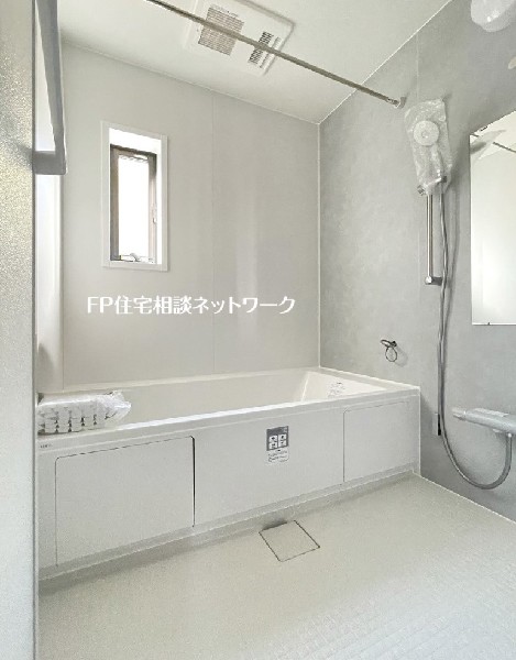 ゆったり入れる1坪タイプの浴室。花粉が気になる季節や雨天時のお洗濯に便利な浴室換気乾燥暖房機付です。