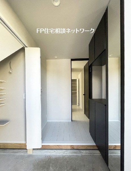 シューズインクローク付きで家族の履物が多くても安心。スッキリ収納し、いつでもきれいな玄関を保てます。