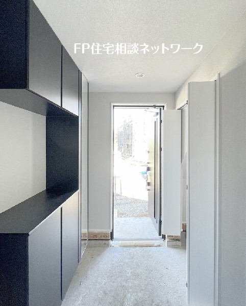 コの字型の玄関収納はカウンターがあるので、写真や絵を飾ったり自分好みのインテリアを楽しめそうですね。