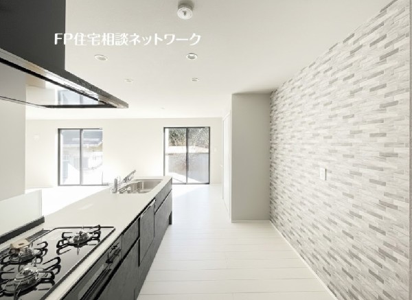 リビングとキッチンの間に壁を設けてないフルオープンタイプの対面キッチン。一体感と広がりを感じます。