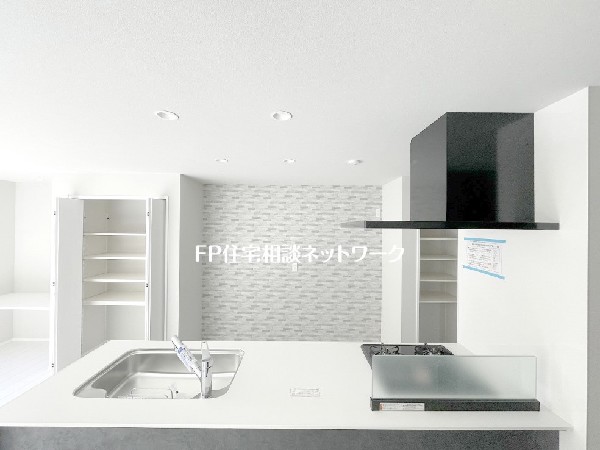 ストック食材や調理家電の収納に便利なパントリー収納付です。お水や非常食などの備蓄庫としても活躍しそう