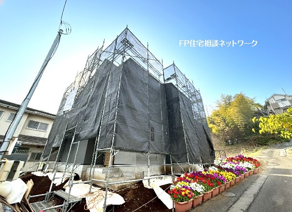 外観:四季の移り変わりを感じられる贅沢な環境。緑に恵まれたエリアで、毎日のお散歩も気持ちよさそうです。