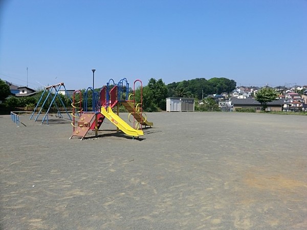 周辺環境:上菅田みはらし公園(ブランコや複合遊具、広々とした開放的な広場がある公園。お子様も思いっきり身体を動かして遊べそうです。)