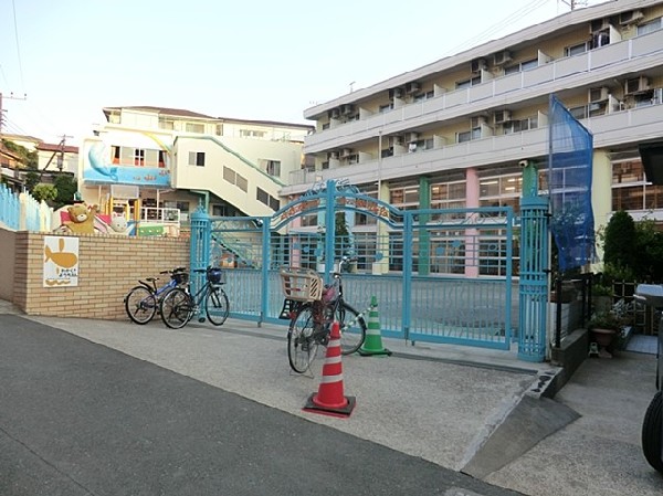 周辺環境:若草幼稚園(Yokomine式教育法を取り入れている幼稚園。自主学習の習慣をつけ、はだしや草履で遊び健康な体を作る。)