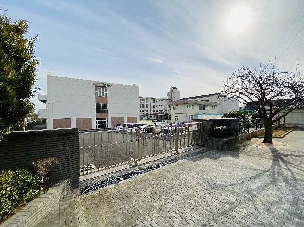 周辺環境:岩井原中学校(創立70年以上の歴史を持つ中学校。生徒会活動や交流行事が活発で、学びと成長の機会が豊富です。)