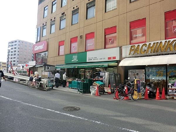 周辺環境:ＦＵＪＩ保土ヶ谷店(営業時間は9時30分～25時。宅配あり。駅から近く遅くまで営業しているので帰宅時の買い物に便利です。)