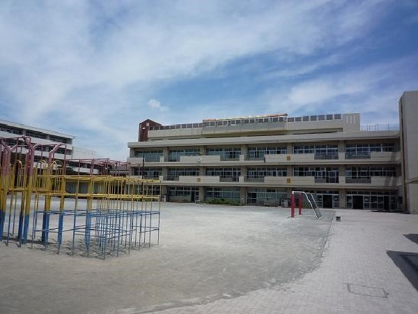 周辺環境:富士見台小学校(創立70周年を向かえる小学校。教育目標は「互いにひびき合う学校　学び合う・認め合う・生かし合う」。)