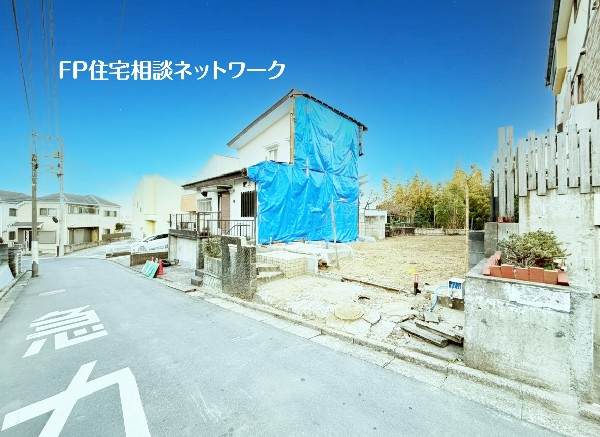 外観:前面道路は車通りの少ない道路。小さなお子様も安心です。お車の出し入れが苦手な方も駐車しやすそうです。