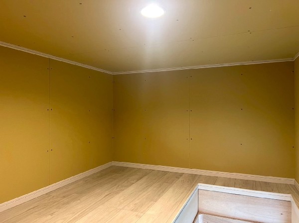 主寝室から出入りできる小屋裏収納付き。普段片付けておける折り畳み階段式で、季節用品もすっきり収納。